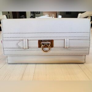 AUTHENTIC Salvatore Ferragamo 👜 Gancini Continental Wallet –100% Italian Leather